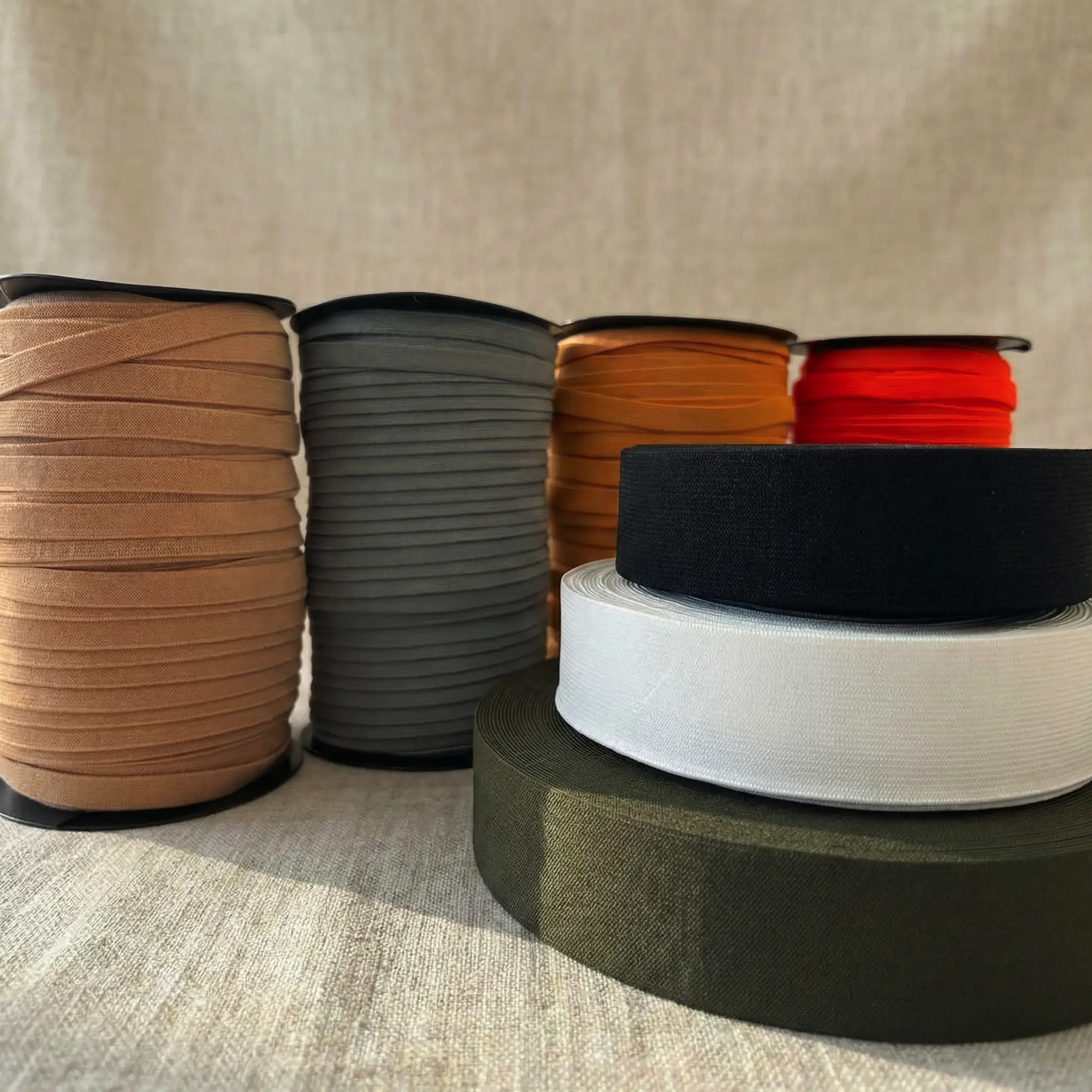 Катушки цветных текстильных лент на столе