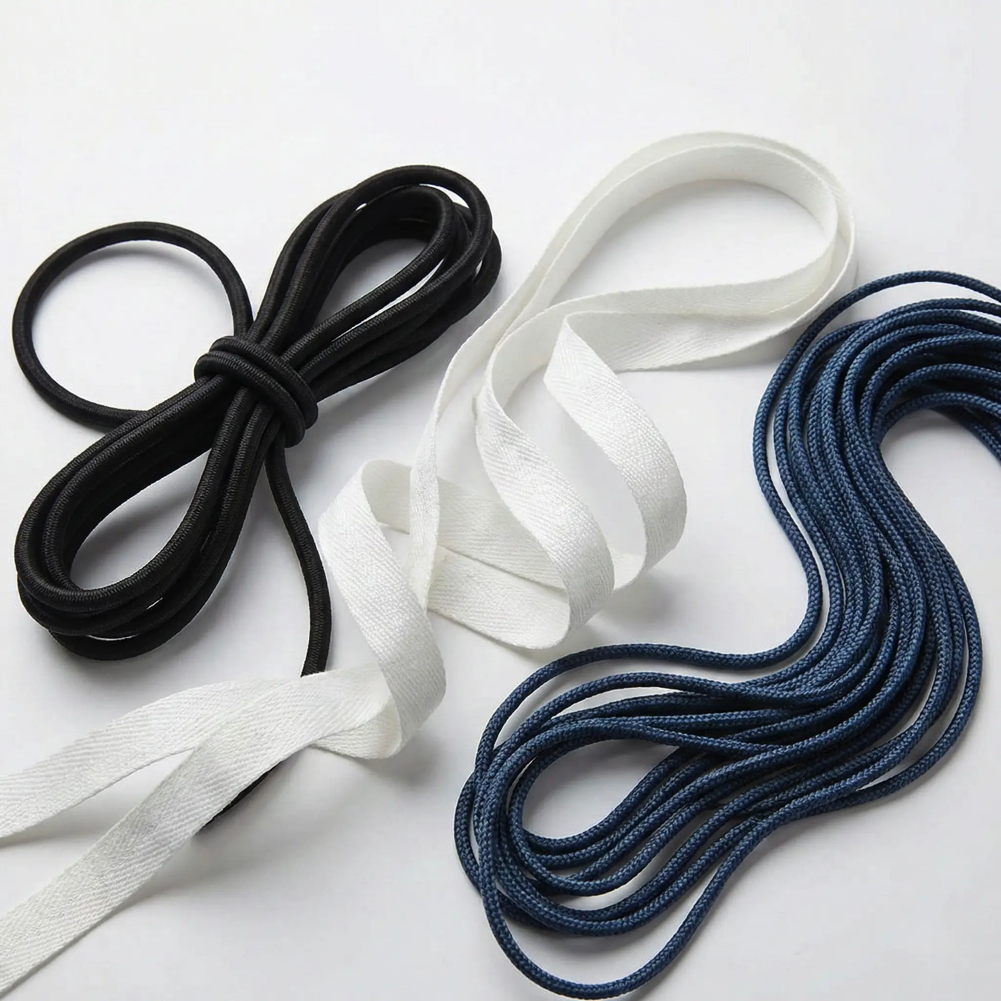 Черные, белые и синие шнурки на фоне