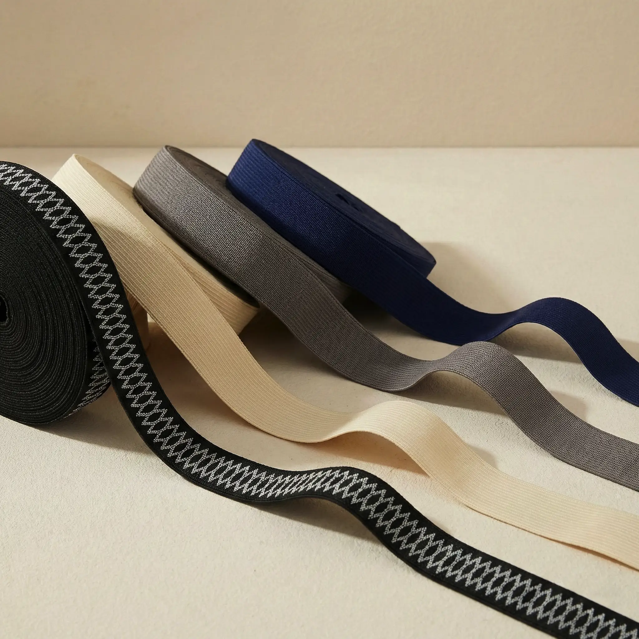 Разноцветные рулоны декоративных лент на столе